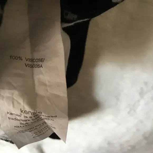 Kensie Black and White Abstract Print Top - Picture 6 of 16